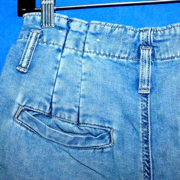 American Eagle High Rise Denim Shorts - Women's Size 4 - Light Wash - Mom Shorts - Picture 5 of 8
